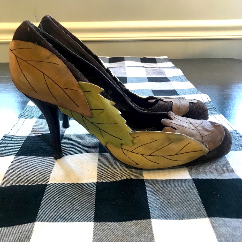 Chocolate brown, suede pumps with leather leaves